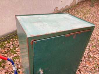 Skříň kovová dílenská uzamykatelná se schránkou 2.000 kč - 11