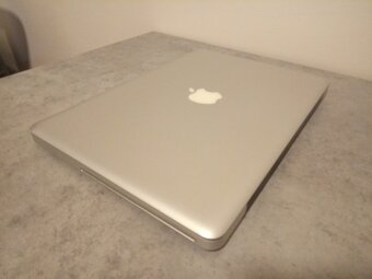 Apple MacBook (13-inch, Late 2008) 2 GB Ram, 120 GB SSD - 11