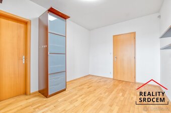 Pronájem prostorného bytbytu 4+kk s balkónem, lodžií i parko - 11