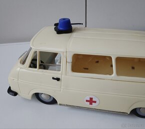 Sanitka Škoda 1203 KDN stará hračka Kaden - 11