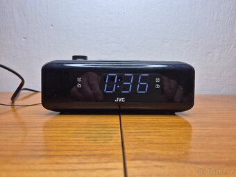 Elegantní radiobudík JVC RA-E211B s velkým LED displejem - 11