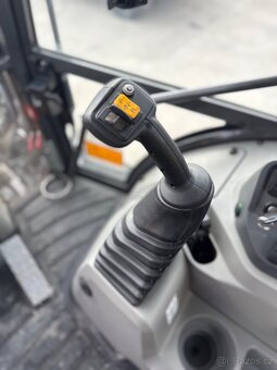 Case 695 / 2023 , 218 hodin , traktor bager - 11