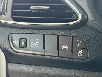 Hyundai i30 1,0 SERVISKA,KOMFORT,1.MAJ,ČR - 11