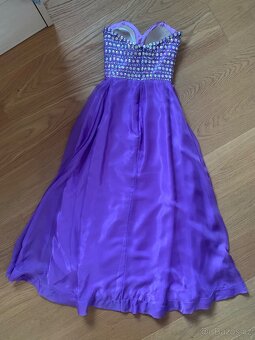 Fialové plesové šaty s kamínky bez ramínek XS - 11