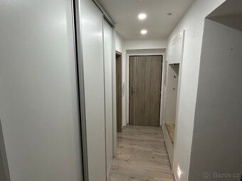 Slunný moderní byt 3+kk s vlastním parkováním a zahradou. - 11