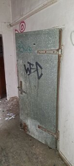 Izolované dveře z chladicích boxů+dřevěné futra - 11