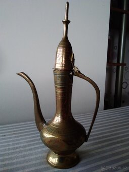 Mosazná orientální zdobená konvice. Indie ruční práce. - 11