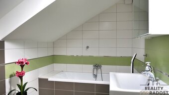 Prodej rodinného domu 5+kk  s garáží, bazénem a zimní zahrad - 11