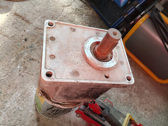 Profilovací lis, CO2 svářečka, sedačky, klec na prase,  ad. - 11