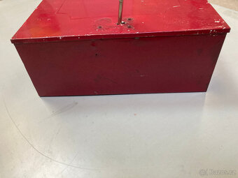 Skříňka plechová nástěnná závěsná uzamykatelná za 300 kč - 11