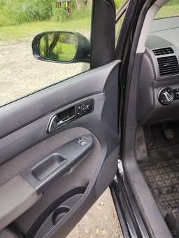 VW Touran 1.9 TDi 77 kW  7-mi místné   r.v. 2006 - 11