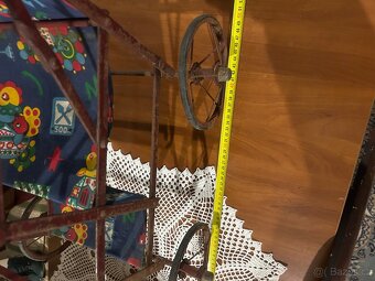 Starý retro kočárek pro panenky – kovový rám,60.–70. léta - 11