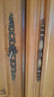 Knihovna - komoda, toletka a velka skrin. - 11