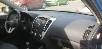 Kia Ceed kombi 1.6 CRDi , r. 2010 facelift, servis, STK, atd - 11
