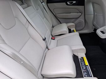 Volvo XC 60  B4 Momentum Pro 2WD rok 2021 - 11