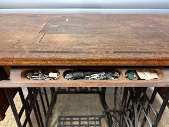 Prodám starý šicí stroj Lada - 11