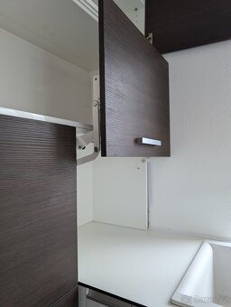 Luxusní moderní kuchyně s ostrůvkem včetně spotřebičů - 11