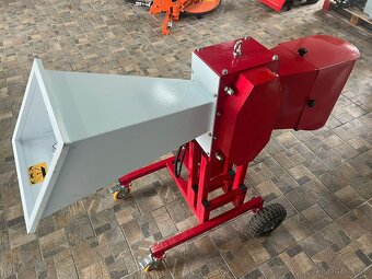 Motorový špalíkovač a drtič větví PORTOS 03 - 11