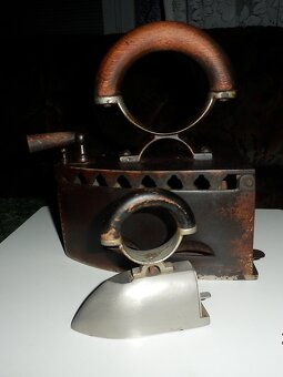 Starožitná menší žehlička s nahřívací cihličkou - 11