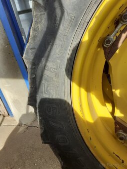 Prodám kultivační kola John Deere - 11
