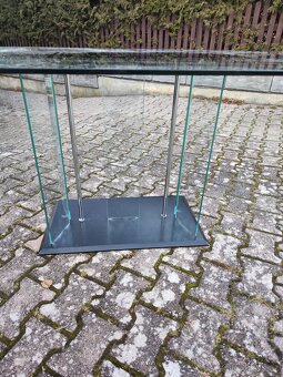 Americká lednice, dětské kolo, myčka nádobí a jídelní stůl. - 11