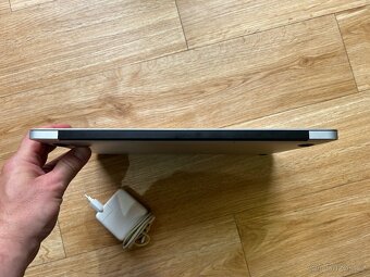 Apple MacBook Air 13" i5, 256GB SSD, 4GB RAM - 11