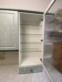 Moderní kuchyňská linka se spořebiči - 11