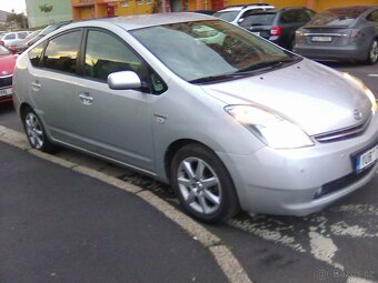 Výjimečná příležitost  Nadstandartní Prius na prodej - 11