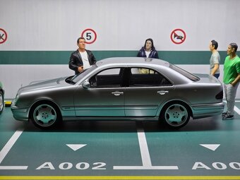 Mercedes-Benz W210 E55 AMG 2001 1:18 OttoMobile - 11
