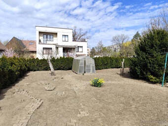 prodej 1/2 Domu + velká zahrada a garáž  k tomu. - 11