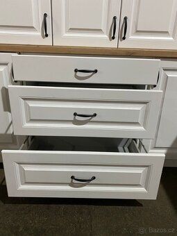 Moderní kuchyňská linka bez spotřebiči - 11