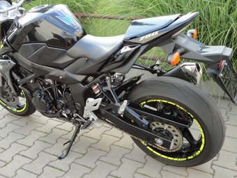 SUZUKI GSR750 - 11