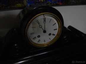 Starožitný psací stůl  v pěkném stavu + hodiny. - 11