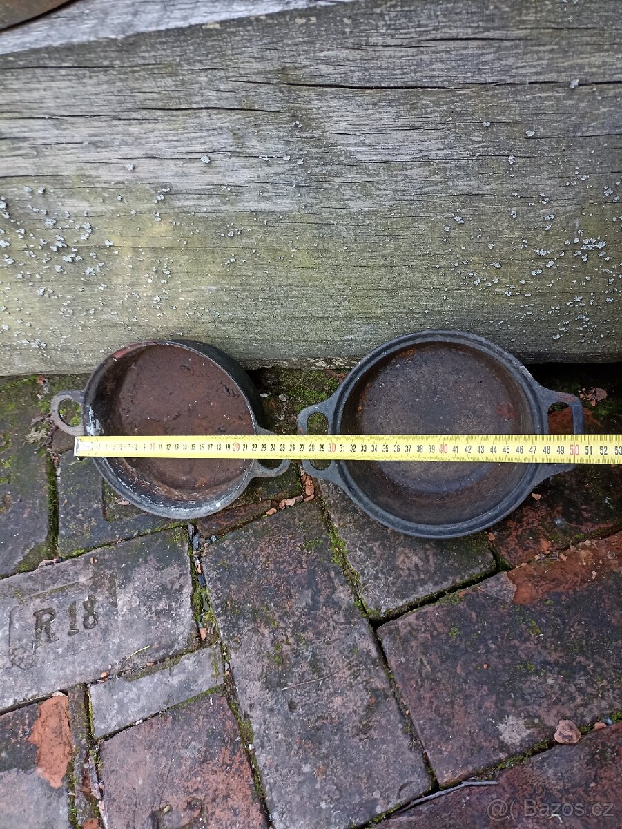Set starých litinových hrnců "Železňáků" a pekaců "Husáků - 12