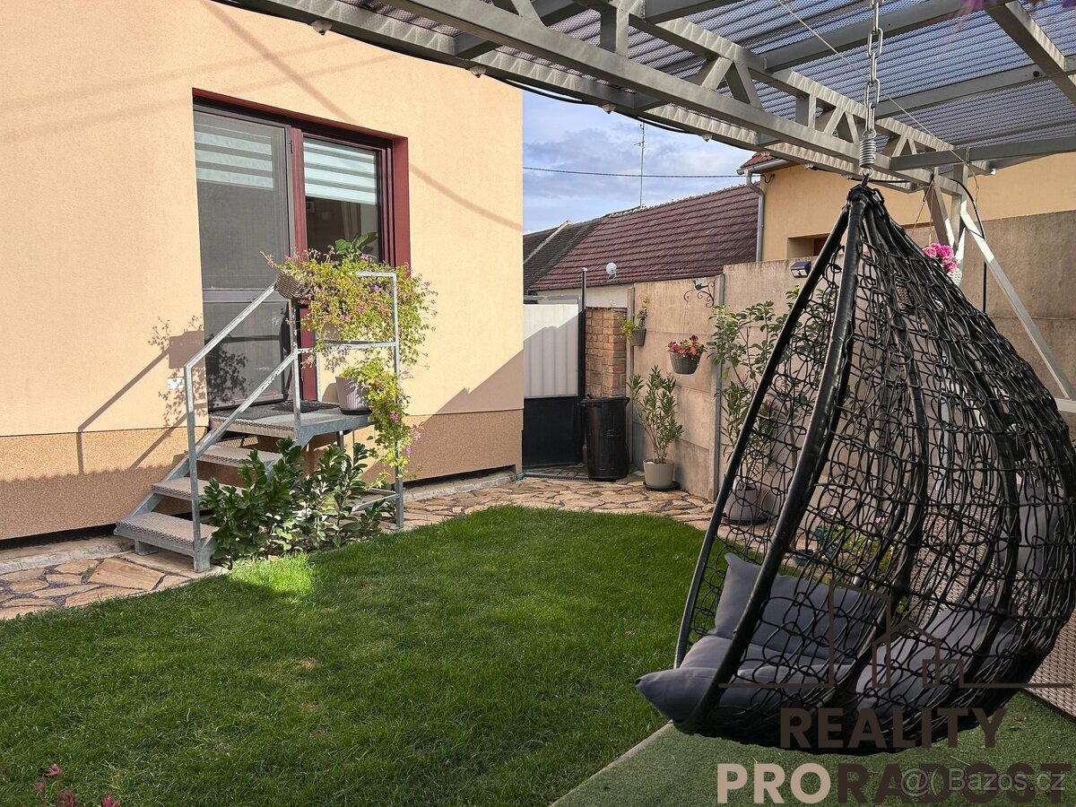 Rodinný dům 7+kk, který má styl, srdce i garáž – Kuchařovice - 12