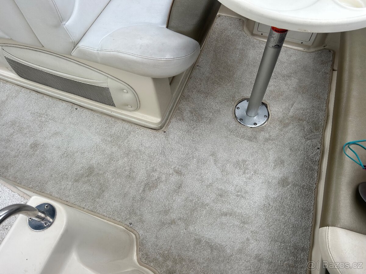 Prodám kajutovou loď Rinker 242 Fiesta vee - 12