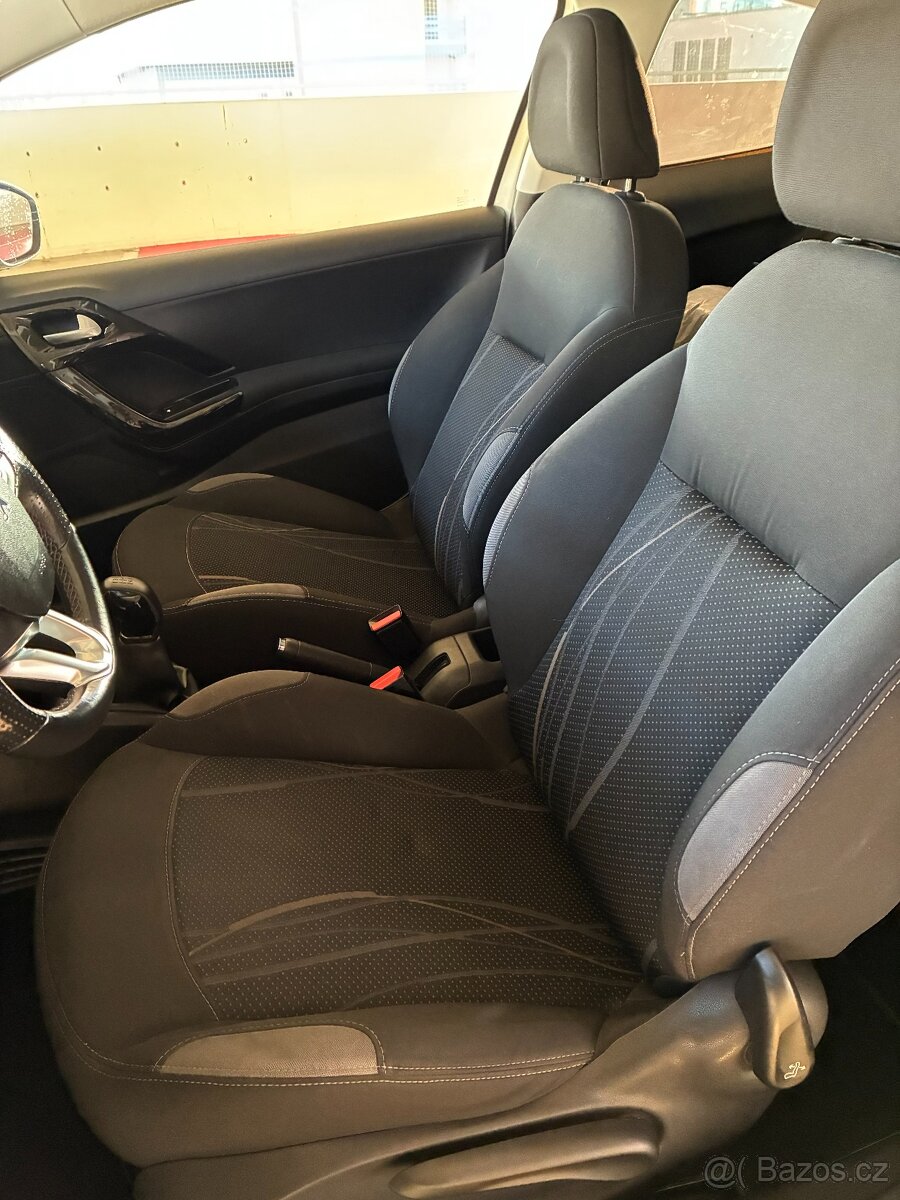 Peugeot 208 - max výbava - 12