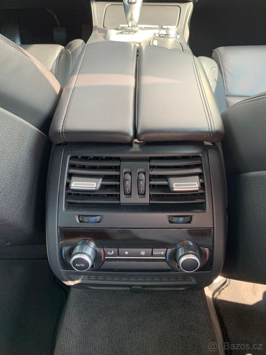 BMW M5 F10 4.4 V8 - 12