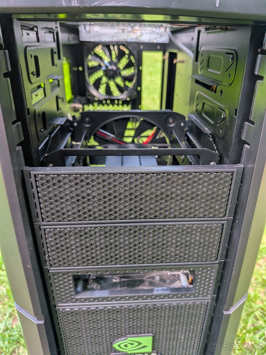 Ikonická PC skříň Thermaltake Element V NVIDIA Edition - 12