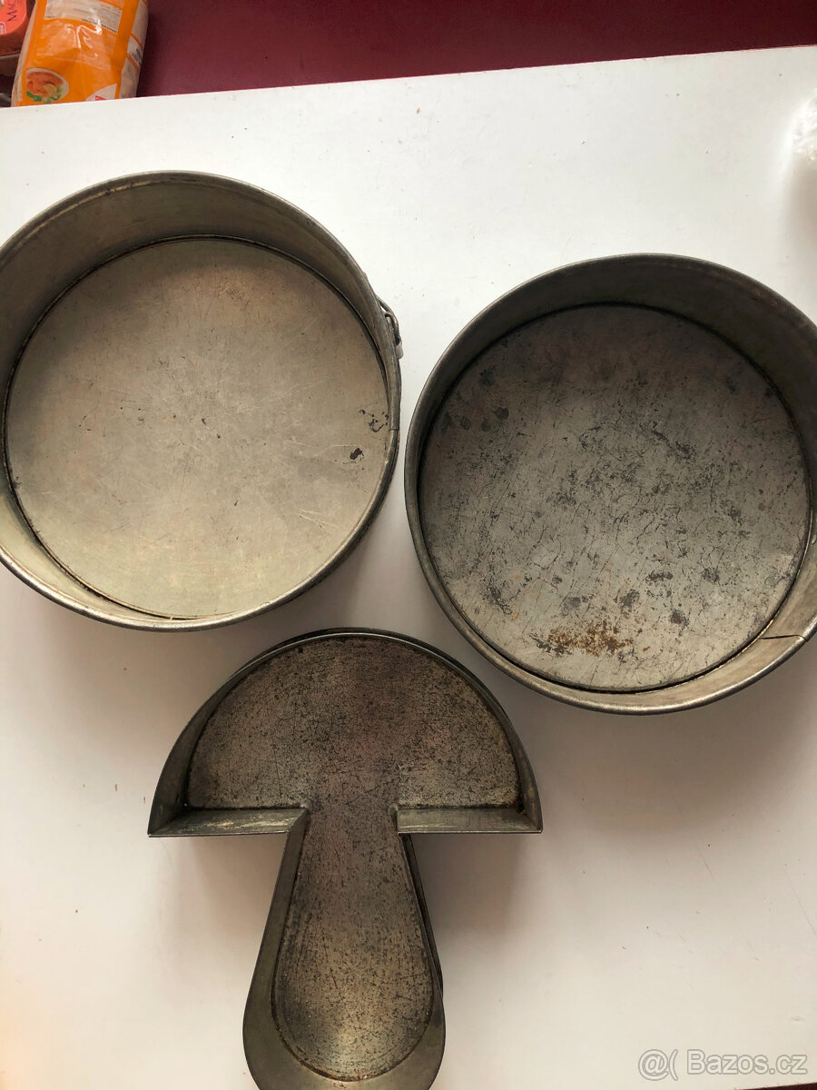 Staré smaltované poklice, hrnec, misky, mlékovar - 12