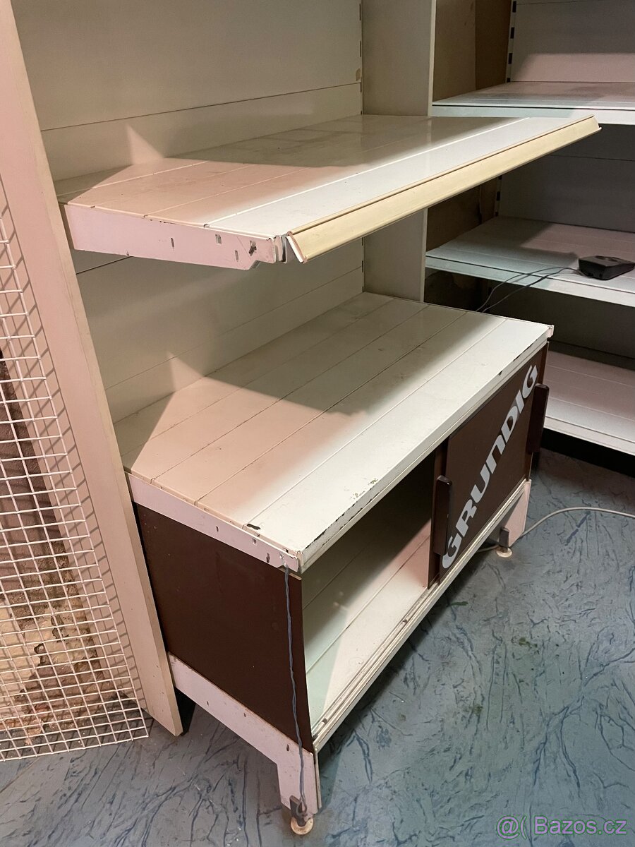 Kovové regály vybavení prodejny - 12