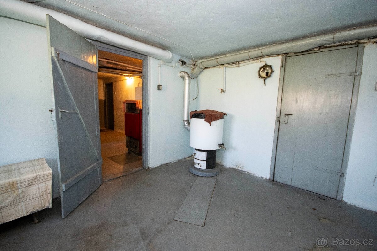 Prodej prostorného rodinného domu s dvěma byty a zahradou - 12