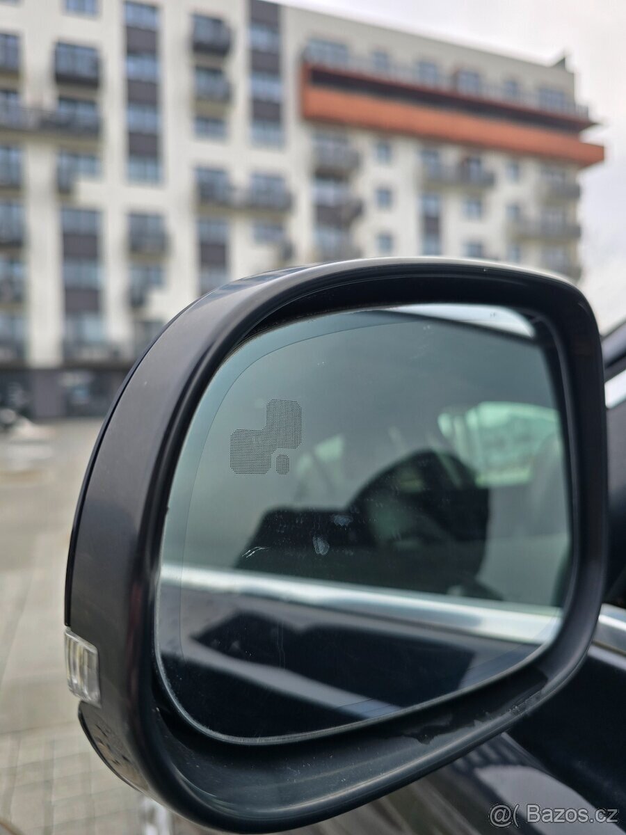 Jaguar XE - 12