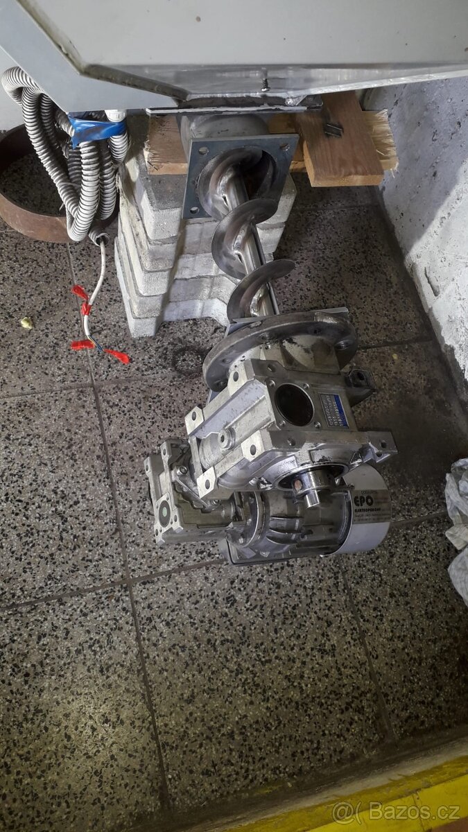 Podávací šnek - 12