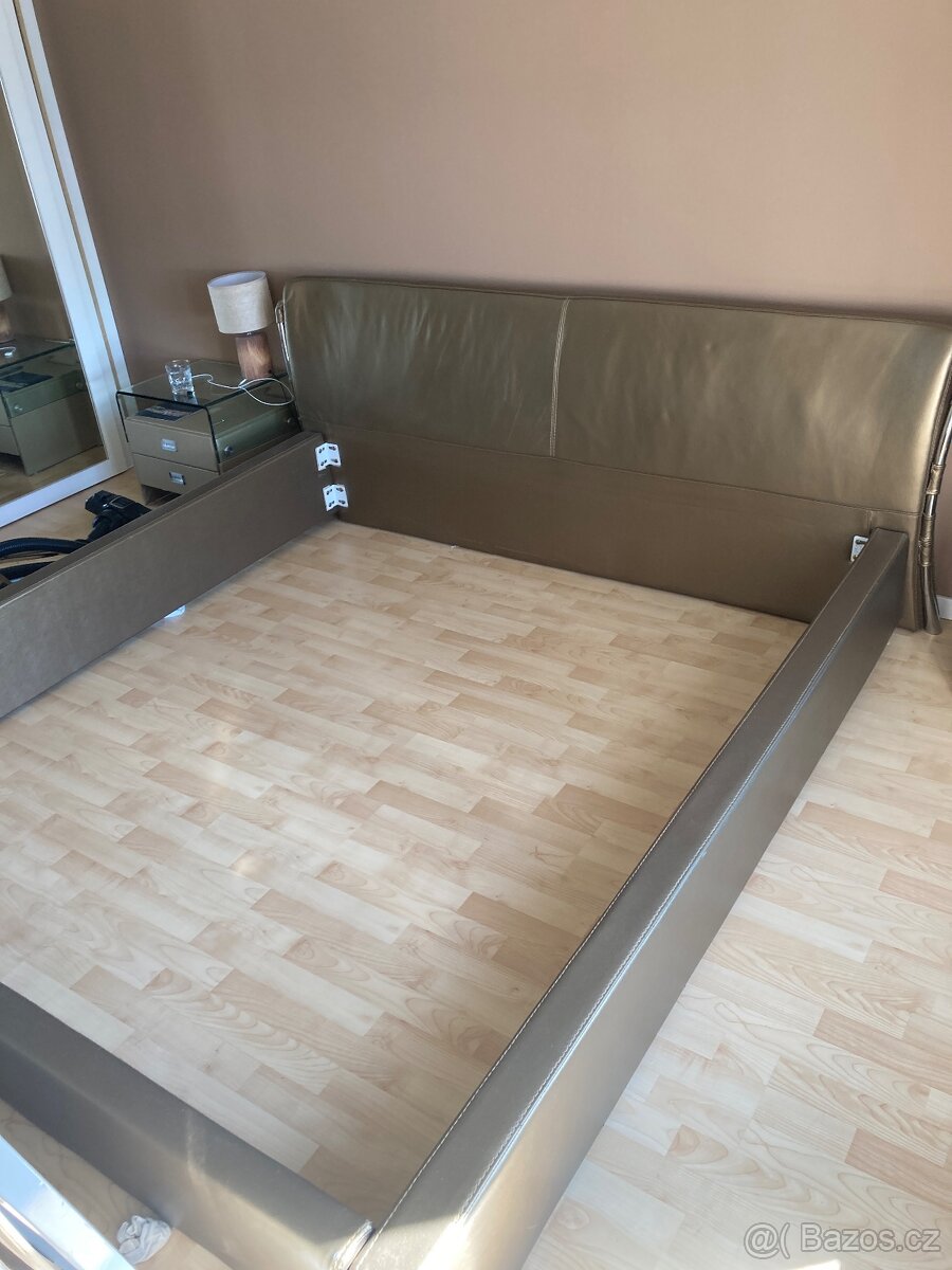 Postel s matraci a nočními stolky - 12