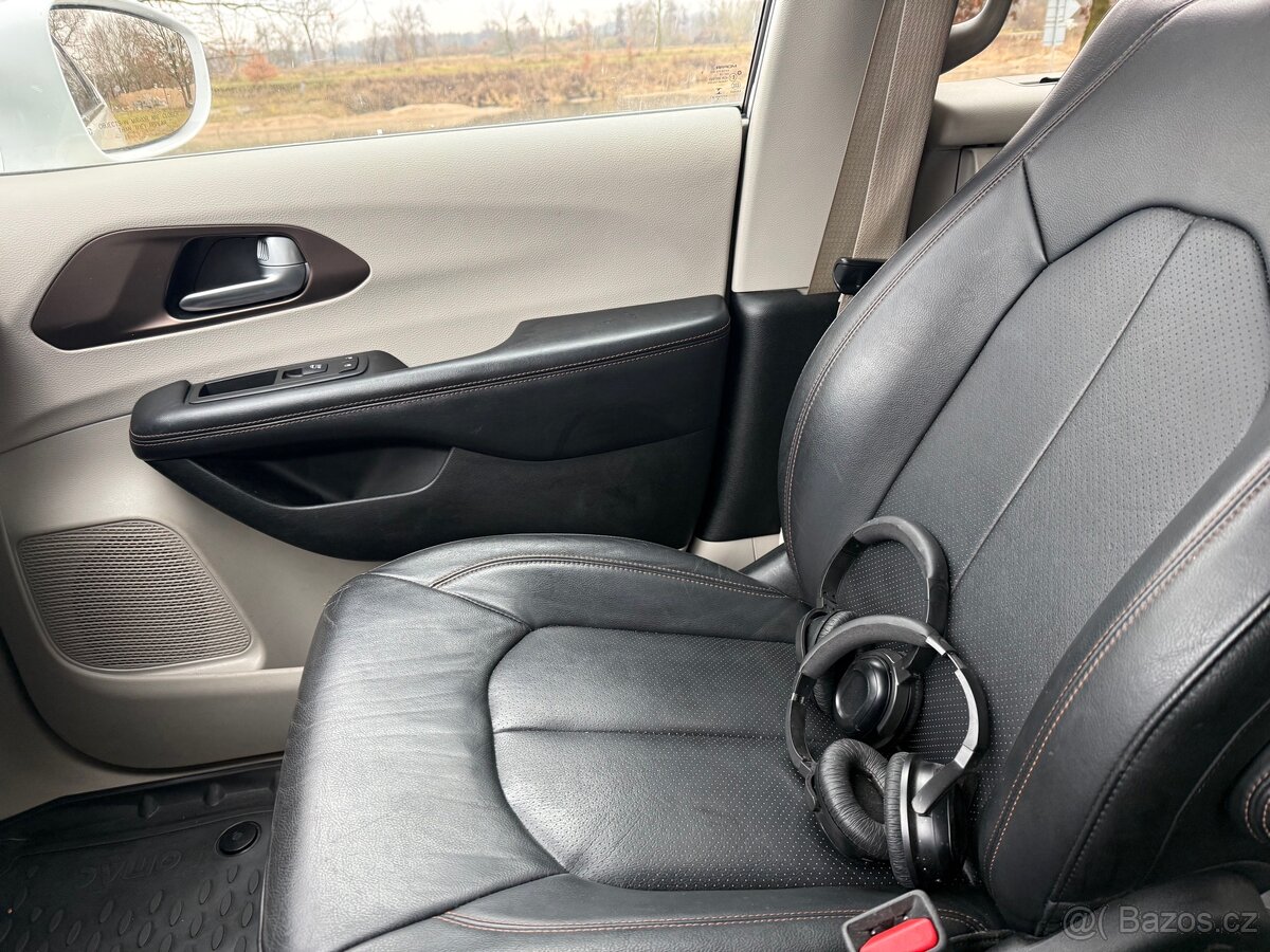 Chrysler Pacifica - 12