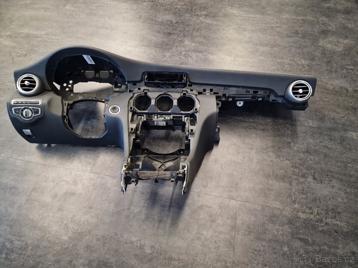 Mercedes C W205 interiér - 12