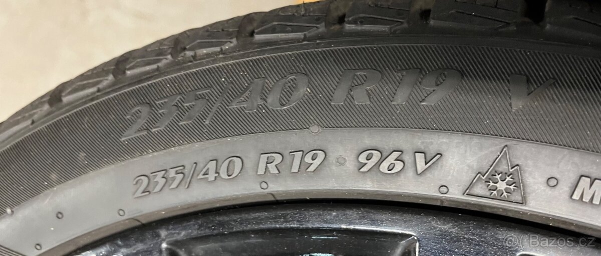 Škoda Superb R19 Zánovní zimní pneu - 12