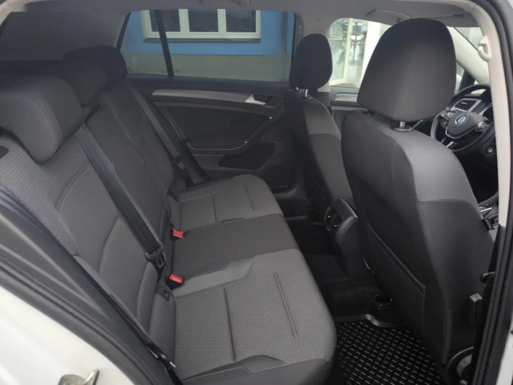 Volkswagen e-Golf - 12