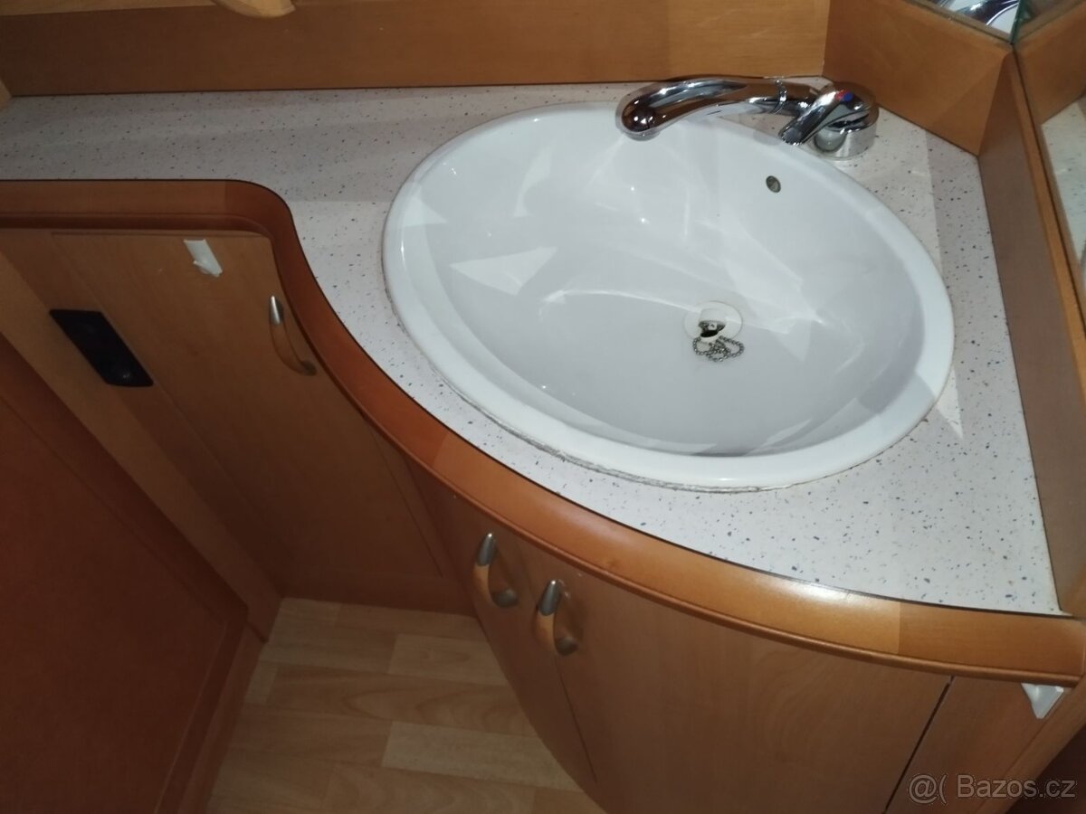 HOBBY 540UFe č.242. Pro 4. Fr. postel. Sprcha. Rok 2006 - 12